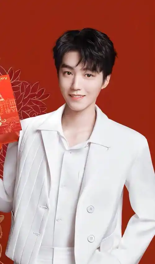 王俊凯多张照片被人恶意p图,放入官方信息,被误当成诈骗团伙_网友