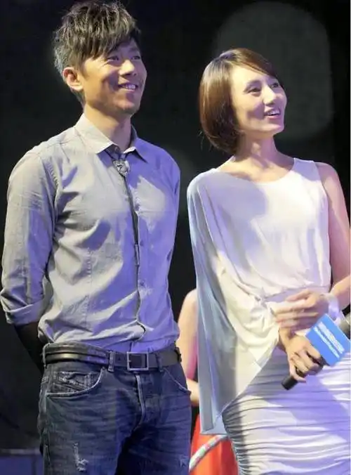 原创袁泉与老公同台一袭小白裙温柔大方眼神都舍不得离开夏雨了