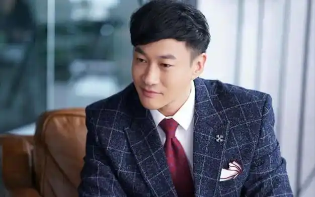 何润东烈焰近照曝光48岁肌肉状态引发热议完全看不出年龄