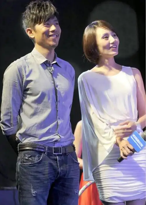 袁泉与老公同台一袭小白裙温柔大方眼神都舍不得离开夏雨了