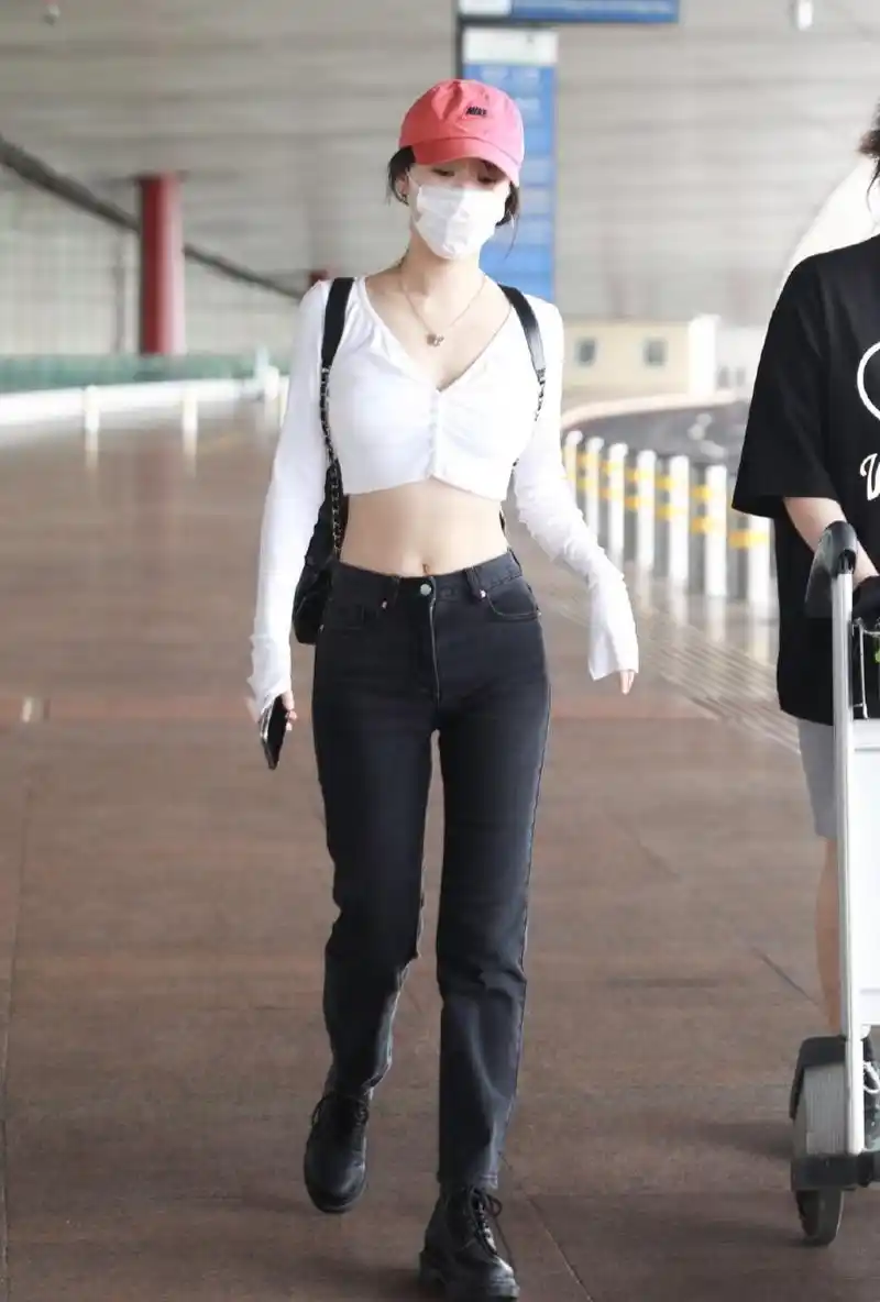 李菲儿太有勇气了,上衣最短只有10cm,机场这样穿真的合适吗?