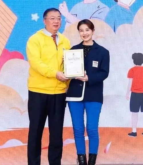 54岁周海媚太高调,穿西装蓝色紧身裤做公益,169身高比主持人还出挑