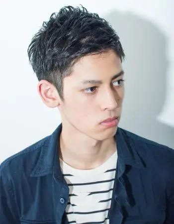 男生日系纹理烫发型图片 打造男生时尚潮男范儿(4)