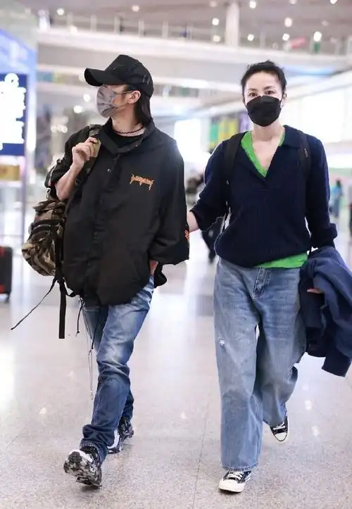 王菲谢霆锋同回北京