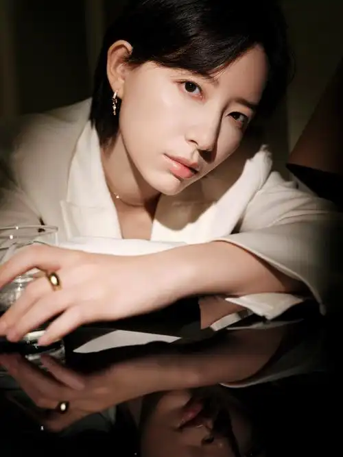 感谢一路相伴,见证肌肤的晶莹焕变.李斯丹妮