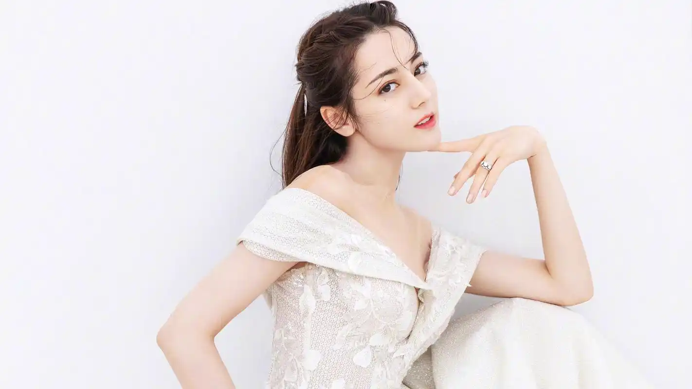 高清无水印,率性洒脱的美女明星迪丽热巴桌面壁纸(17张)