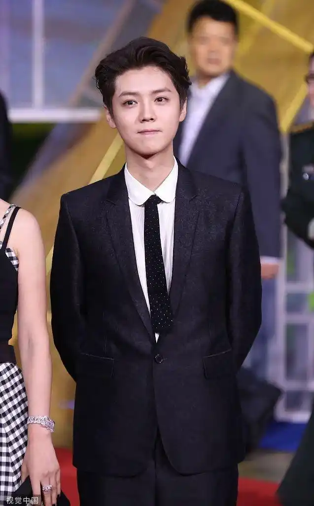 【金鸡奖闭幕式 红毯】鹿晗黑西服造型成熟稳重,眼神清澈依旧少年感