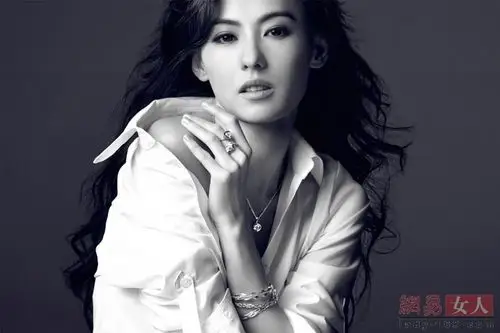 张柏芝近日受邀成为某国际手表品牌的代言人,并拍摄了一组广告大片