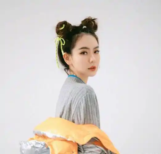 综艺节目,也因此备受观众喜爱,如今迎来了lucky3岁的生日,戚薇在社交