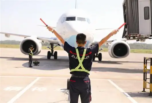 九华山机场地勤高烤模式下的坚守者