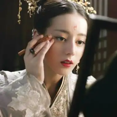 迪丽热巴帽子头像