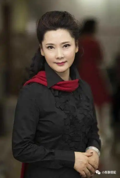 越剧青衣何赛飞发型减龄穿衣洋气60发福也优雅