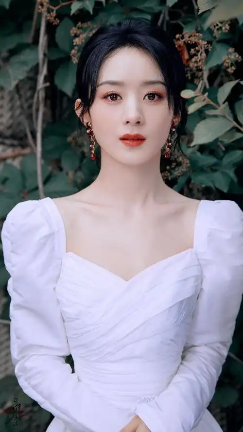 赵丽颖高清近照写真,白色修身裙红头绳,侧面看瘦得像"纸片人"