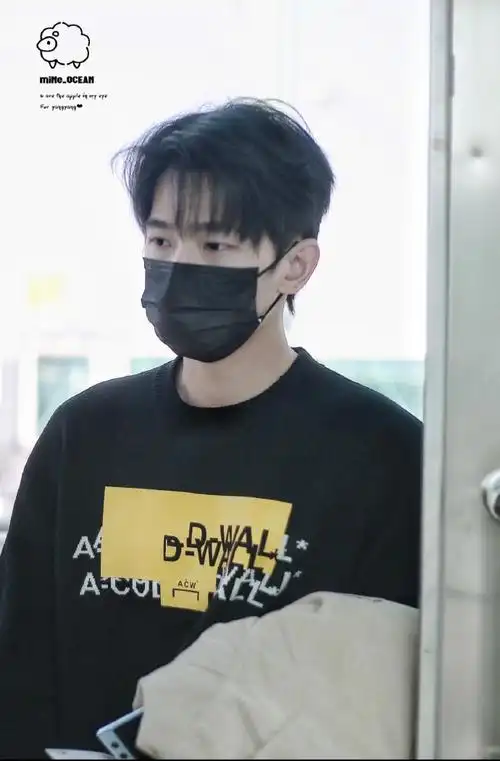 杨洋喜临门品牌代言人##杨洋单手抱外套