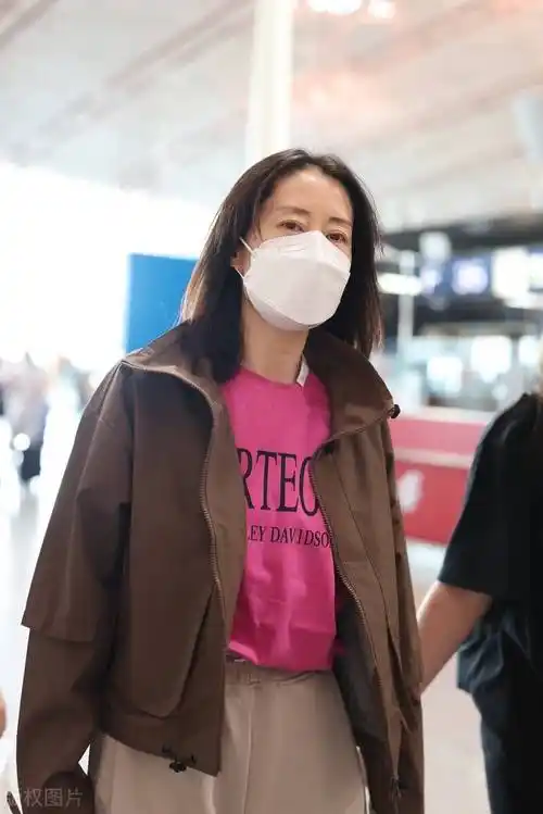 刘敏涛纯素颜走机场,三伏天还穿长衣长裤,玫红色t恤好惹眼_休闲_风格
