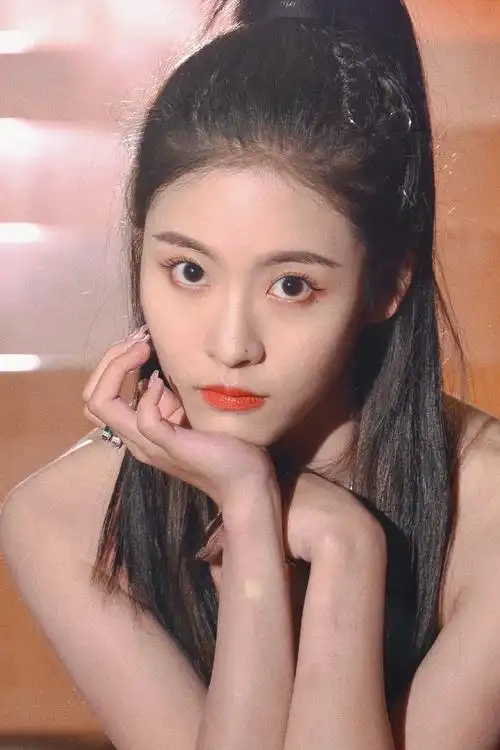 孙芮最新写真俏皮可爱 穿粉色连衣裙少女感十足|孙芮|连衣裙_新浪新闻