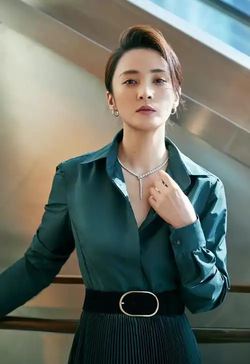 蒋勤勤出席活动,穿一条墨绿色衬衫连衣裙,精致优雅又显气质!