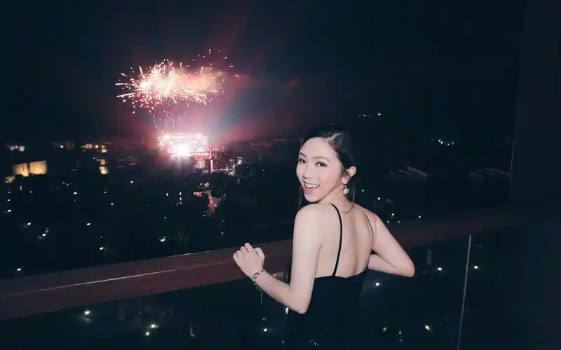 邓紫棋露背吊带裙性感写真高清壁纸