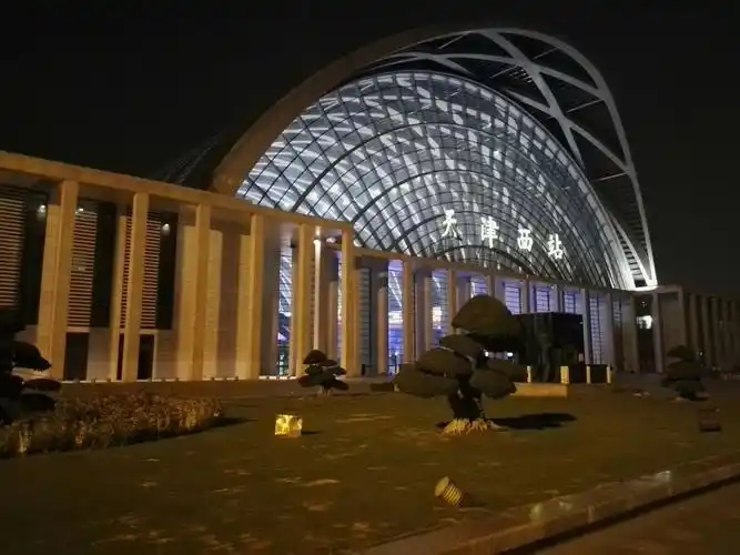 晚上到天津西站,桑拿天.晓玲来接我们!