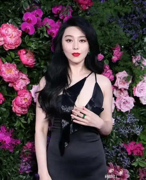 范冰冰在戛纳出席生日宴放飞自我上半身差点要遮不住又胖了