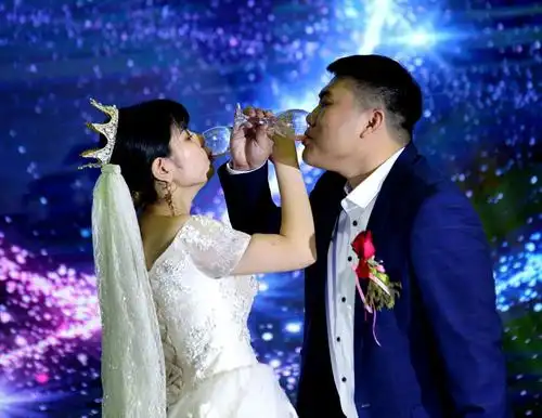 新婚一杯交杯酒,幸福生活永长久!