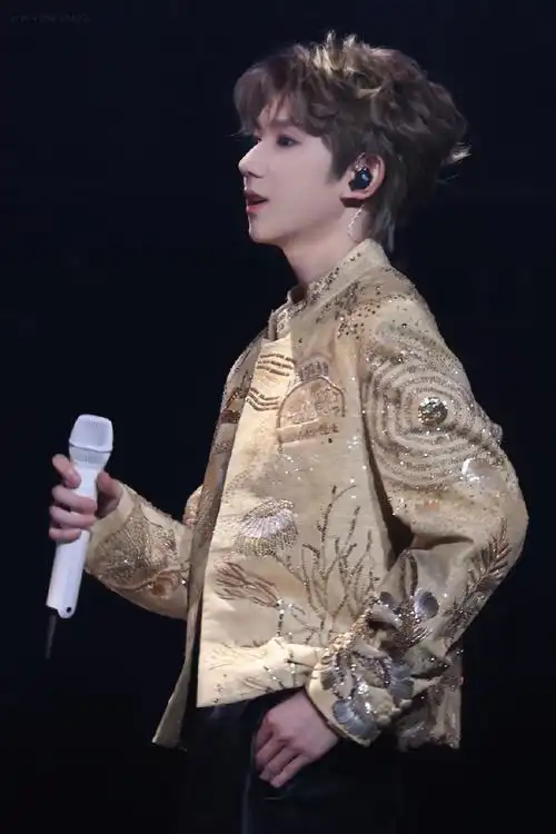 王源超话#为君加冕,伴君成王#就像跋山涉水遇见一轮月亮,以后天黑心伤