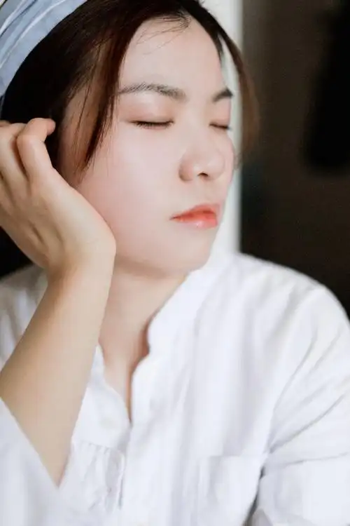 穿我白衬衫的小女生