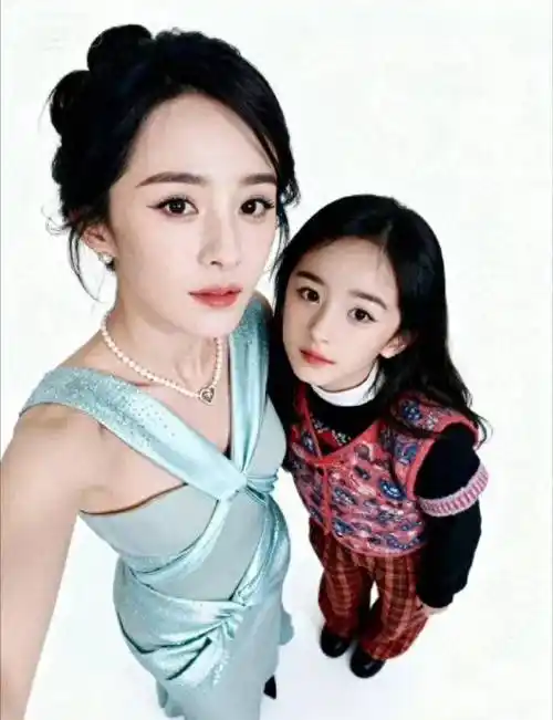 女星和小时候的自己合照,杨幂等比例长大,热巴刘亦菲美成洋娃娃