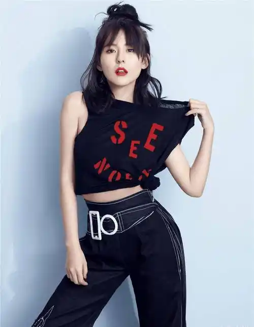 热依扎真的太敢穿,黄色吊带配牛仔裤清凉舒适,也不担心展露?