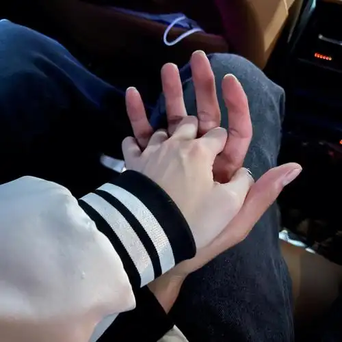 我们学校已经封校1个多月了,好想男朋友呀#异地恋  #情侣照  #牵手照