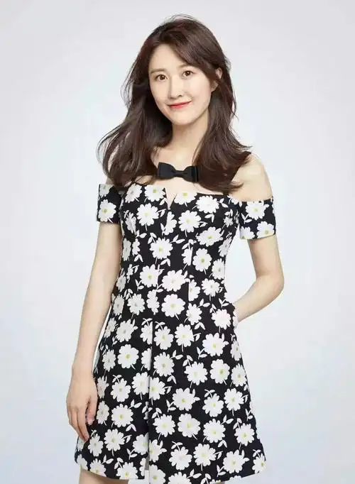 北京广播电视台主持人左美哲(左)与河北广播电视台主持人张泽华(右)