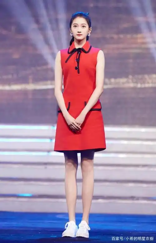 关晓彤放飞自我了?穿印花裙配卷发太显老,173身高p出2米既视感