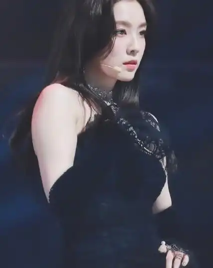 29岁裴珠泫出席活动,身穿黑色抹胸纱裙,颜值迷人和身材a爆了!