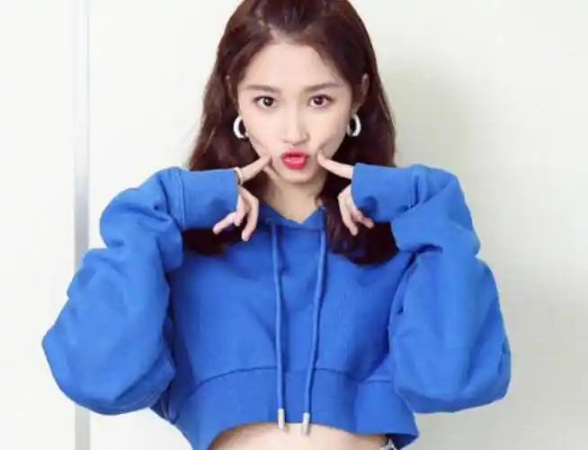 原创21岁的关晓彤也敢穿露胃装肚子上圈出一层肉鹿晗真是捡到宝了