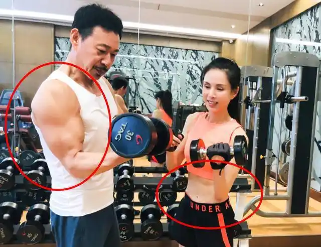 55岁李若彤晒与65岁张丰毅健身照肌肉线条看愣我太绝了
