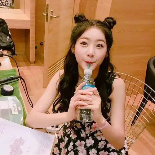 女生头像 韩国 金赛纶