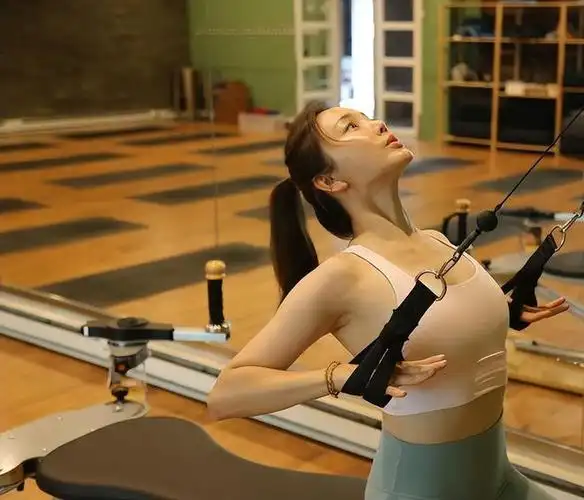 女星刘芊含穿紧身健身服运动展现优美身姿简直让人羡慕和嫉妒