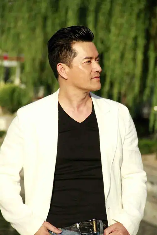 1955年12月22日生于越南,20世纪60年代从越南迁居香港,中国香港影视男