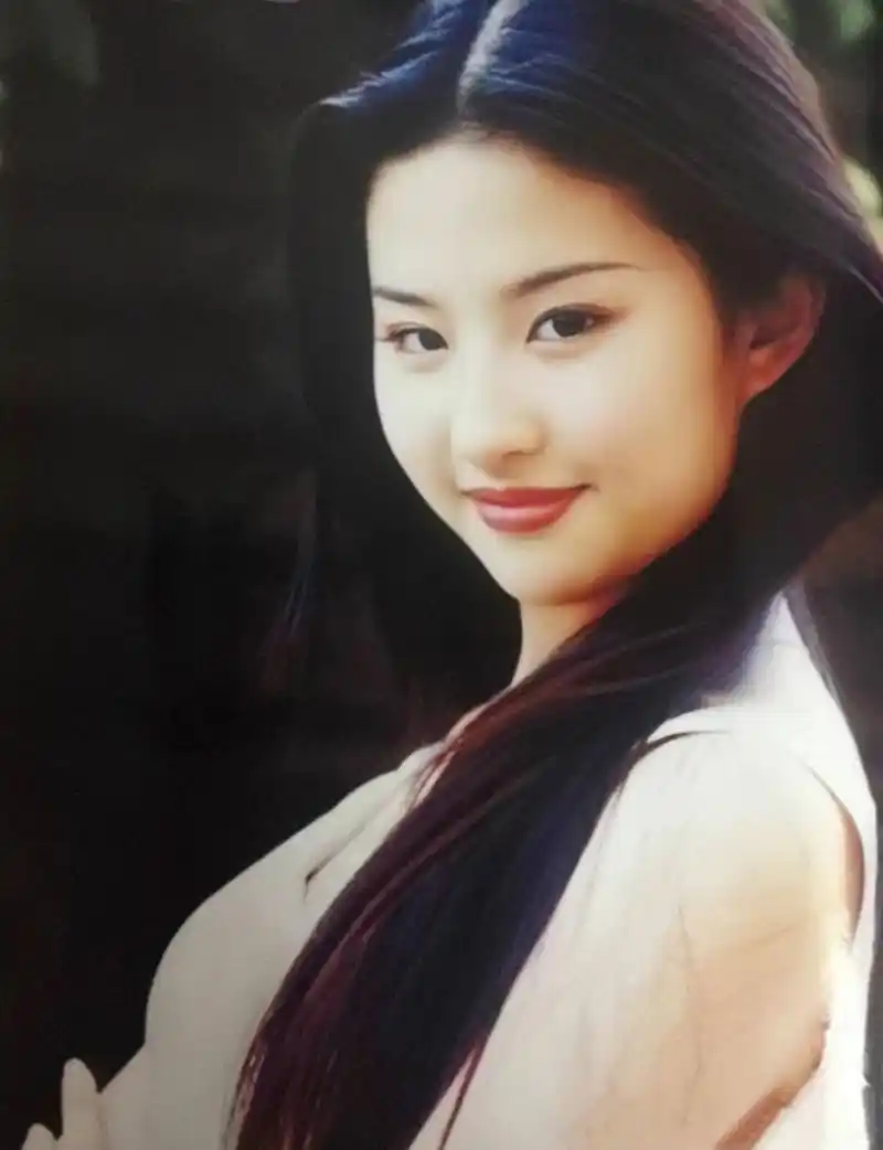 十四岁超有古典气息的刘亦菲 嗷嗷前三张好有感觉啊! 中式古典美人!