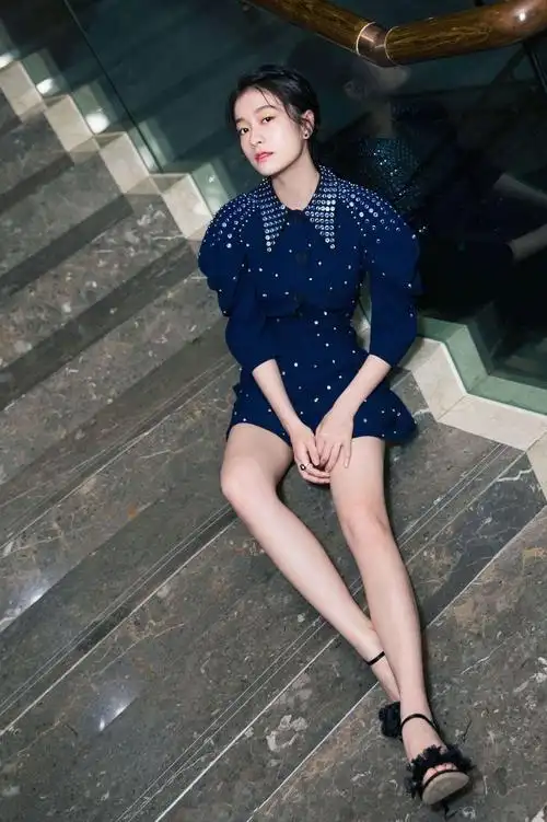 张雪迎真个性白色花苞裙扭一下挂脖子上秀直角肩高级大气