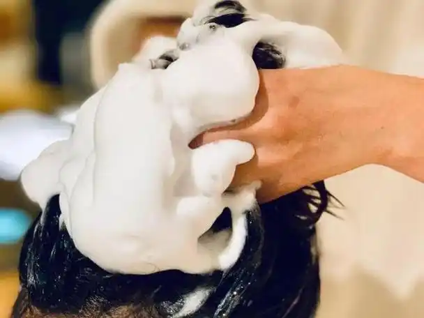 我们在洗头发的时候,千万不要把洗头膏直接挤在头皮上,这样对头发有