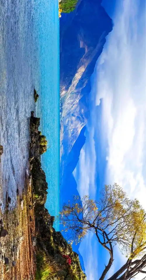 瓦卡蒂普湖畔,深蓝色的湖水,湖天一色!