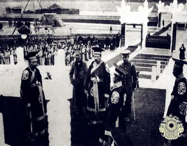 一组袁世凯天坛祭天大典老照片:身穿"龙袍",坐着八抬大轿