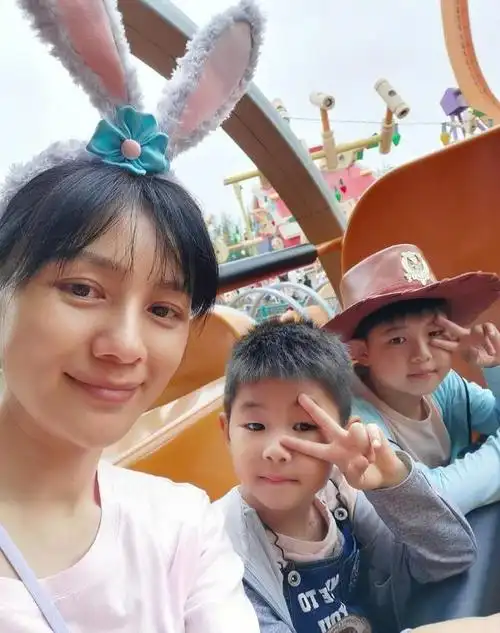 沙溢一家四口出游,43岁胡可穿粉衣大方秀素颜,滤镜也难掩年龄感