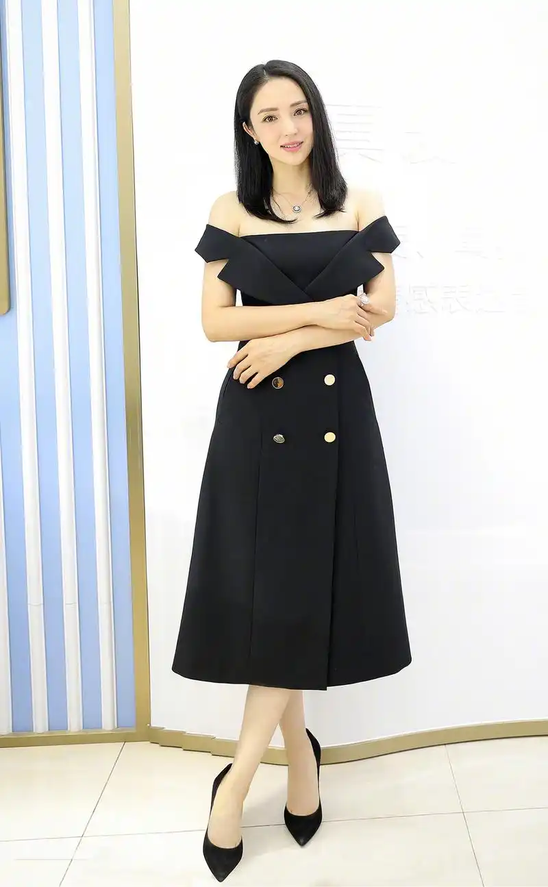 女神董璇穿上高跟鞋秀出玲珑的美足,气质迷人别有一番韵味