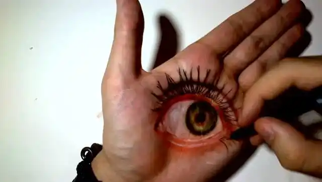 见过吗?手掌上竟然有一双眼睛!