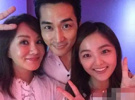今日,宋承宪晒出与女友人的亲密合影,照片中三人都面带灿笑,两个美女