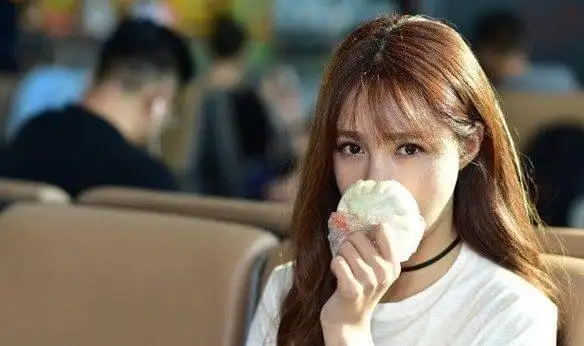 沈梦辰机场吃包子配奶茶无偶像包袱吃包子的样子很可爱