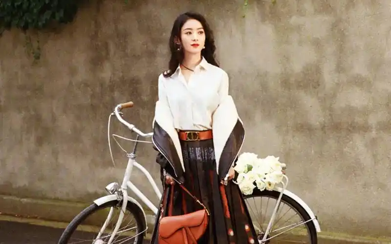 赵丽颖秋日街拍高清桌面壁纸