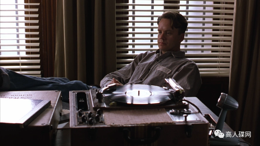 努力,上级主管单位终于给他寄来了一堆旧书,旧唱片和200美元的支票